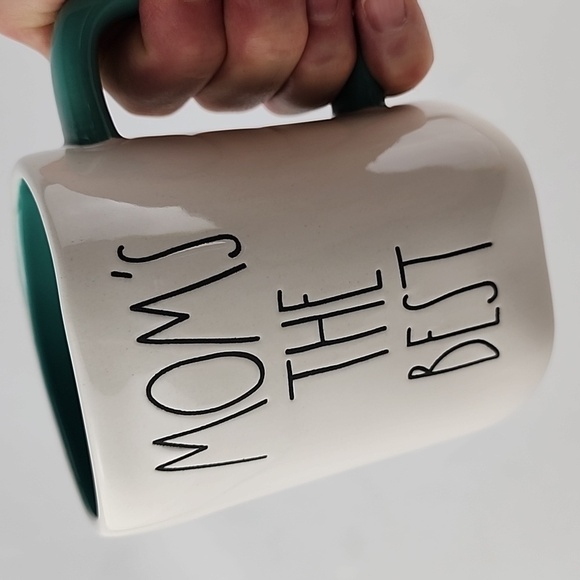 ⭐2/ $50⭐️ Rae Dunn Artisan Ceramic White Green Mug Large Letters MOM'S THE BEST - Picture 7 of 10